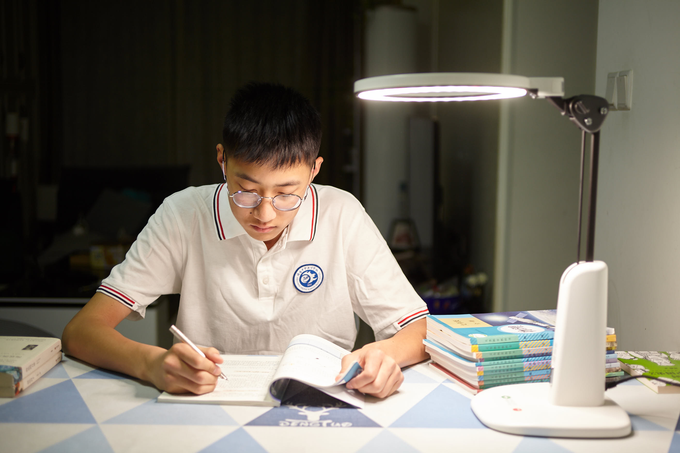 爱德华护眼灯真的有用吗,爱德华红光护眼灯对眼睛有伤害吗