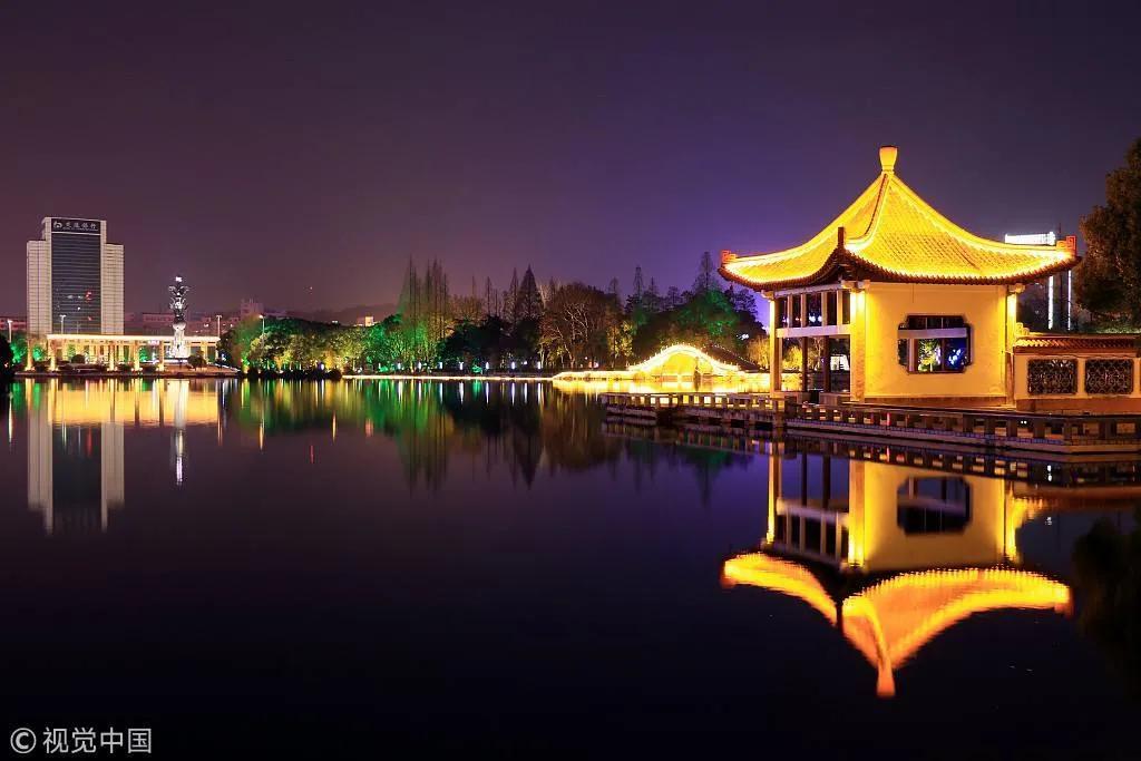 江城的夜千里迢迢,春城的秋夜