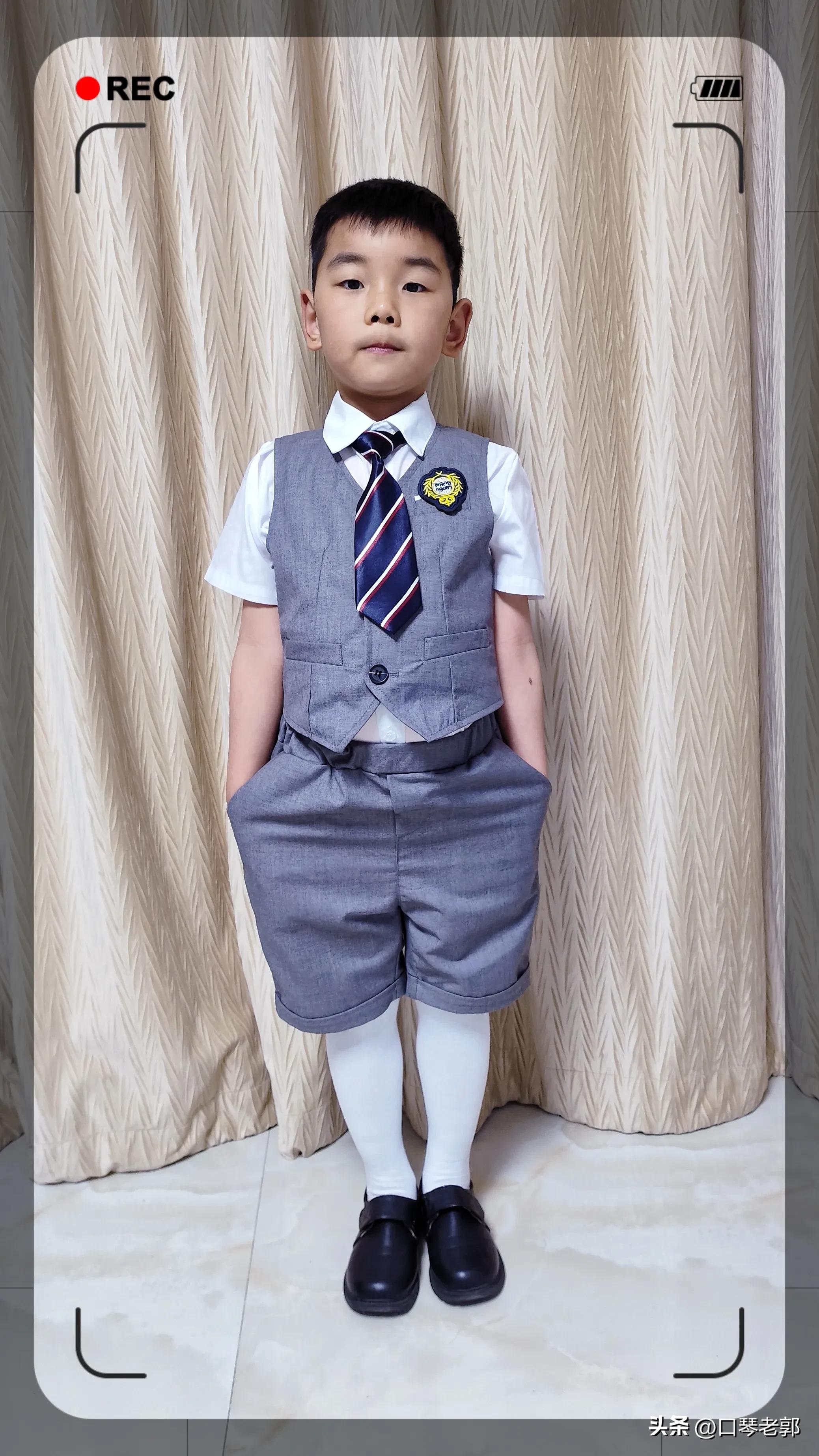 小朋友的室内毕业照,单人毕业照小学生