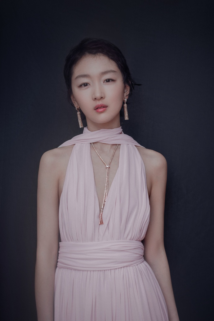 有一种“尴尬”,叫周冬雨玩性感