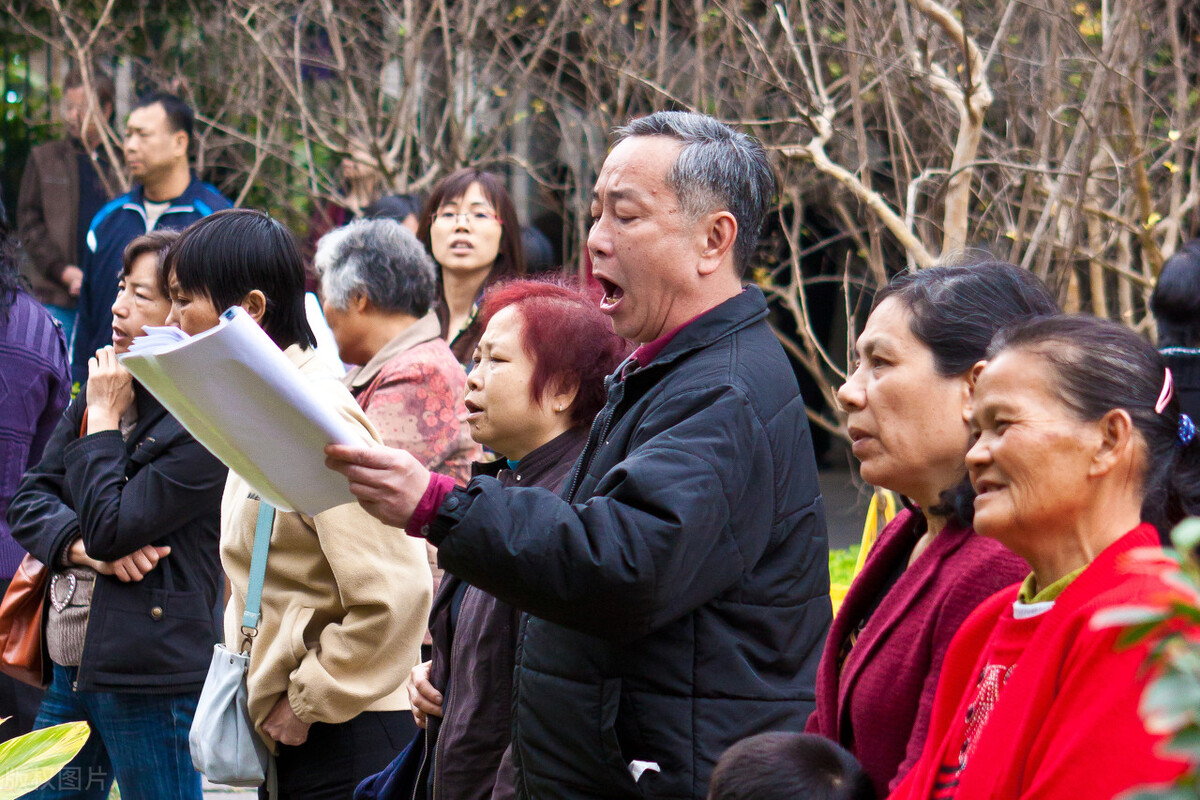 公婆偏心妯娌我应该争还是远离,对于偏心的公婆你们怎么对待