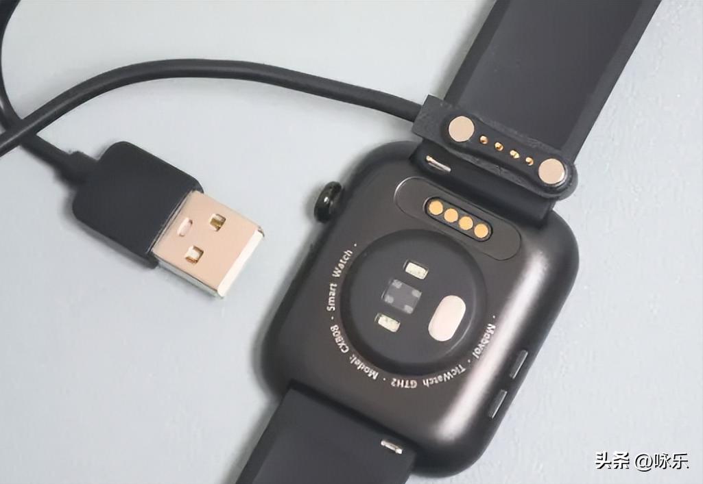 怎样用手机充电器给智能手表充电,出差忘记拔下充电器