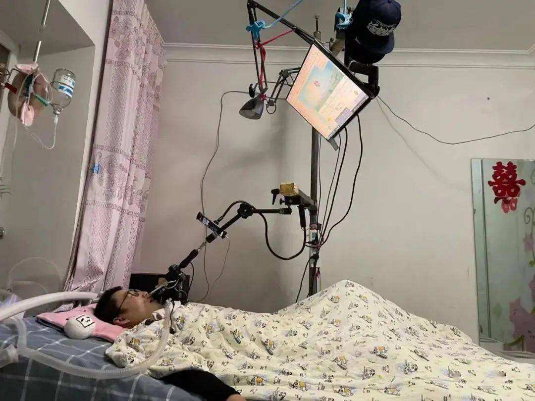 多次自杀未果，靠呼吸机保命，那位高位截瘫的90后消防员咋样了？