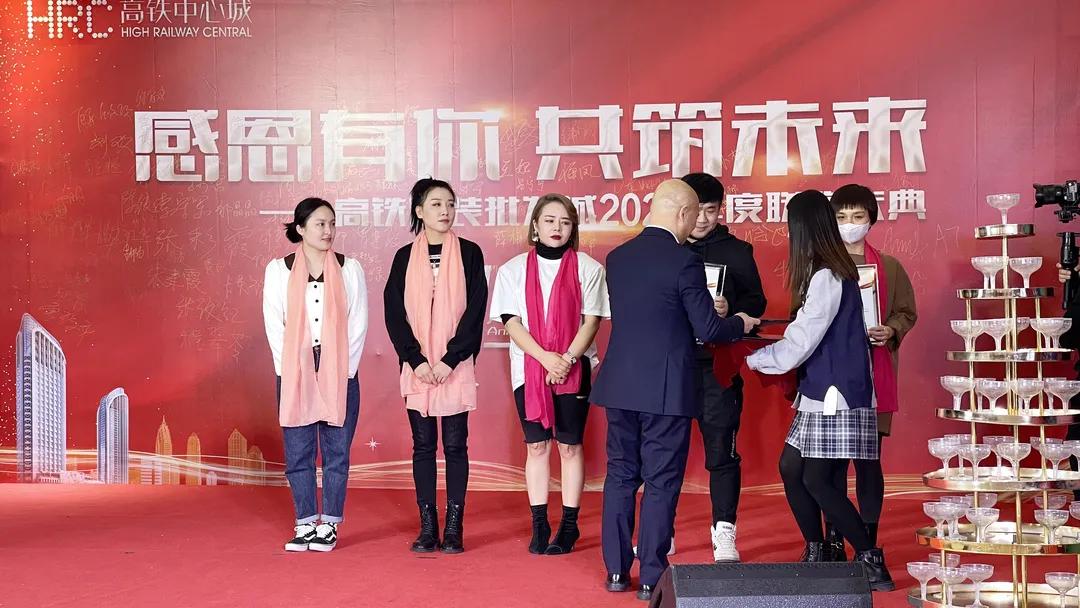 高铁服装批发城礼服,高铁服装批发城直播