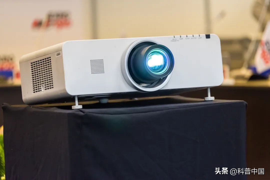 投影仪真的比电视护眼么,投影仪是不是对眼睛好点