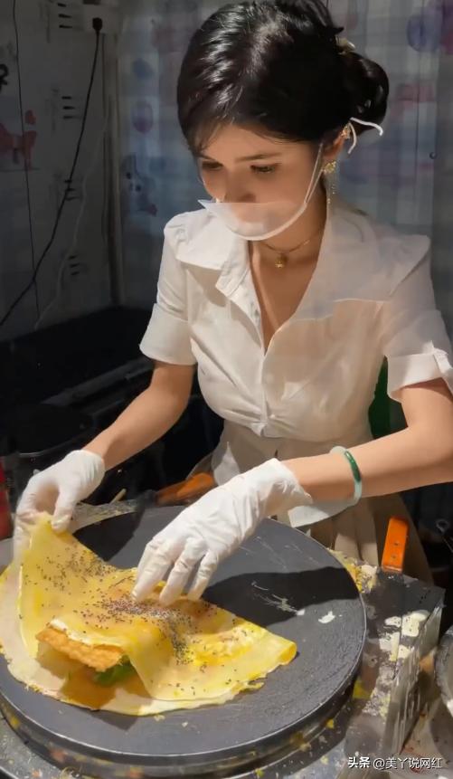 网红狗头萝莉摆摊卖煎饼,一天赚400元知足快乐,并带火营地夜市