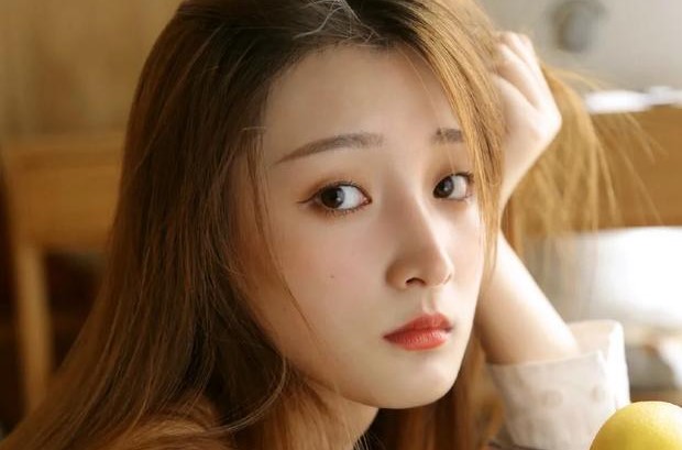 一般和女生聊天开场白怎么聊的,第一次和女生聊天如何开场白