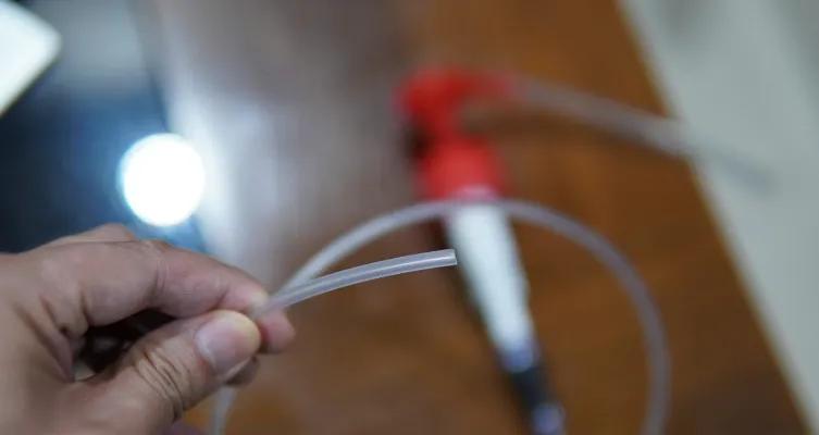 汽车油加得太满溢出来了怎么办,车油加多了怎么办