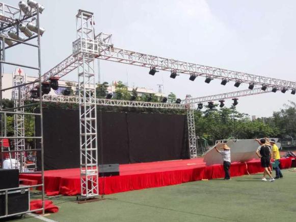 租舞台灯光设备需要多少钱,上海本地舞台灯光租赁联系方式