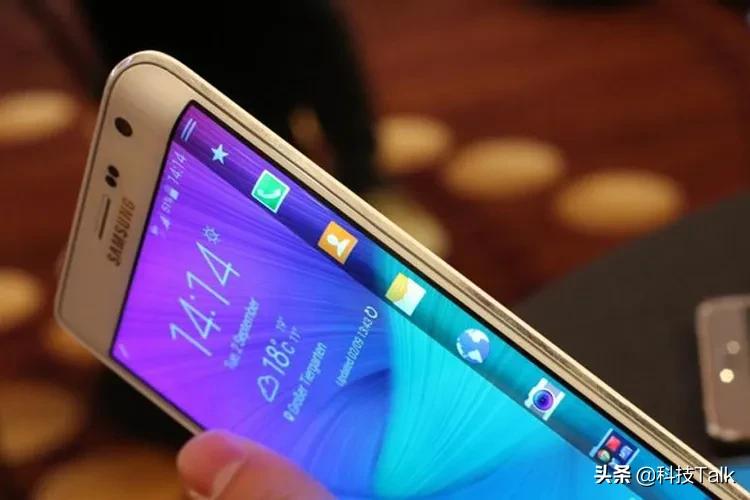 曲面屏直屏哪个好用,直屏好一点还是曲面屏好一点