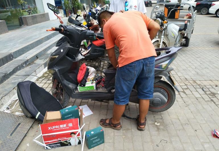 电动车多久不充电电池不会损坏,电动车一次充电不满会伤害电池吗