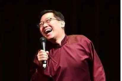 把“黄家驹”叫成黄家狗，引起众怒，毁掉自己前程