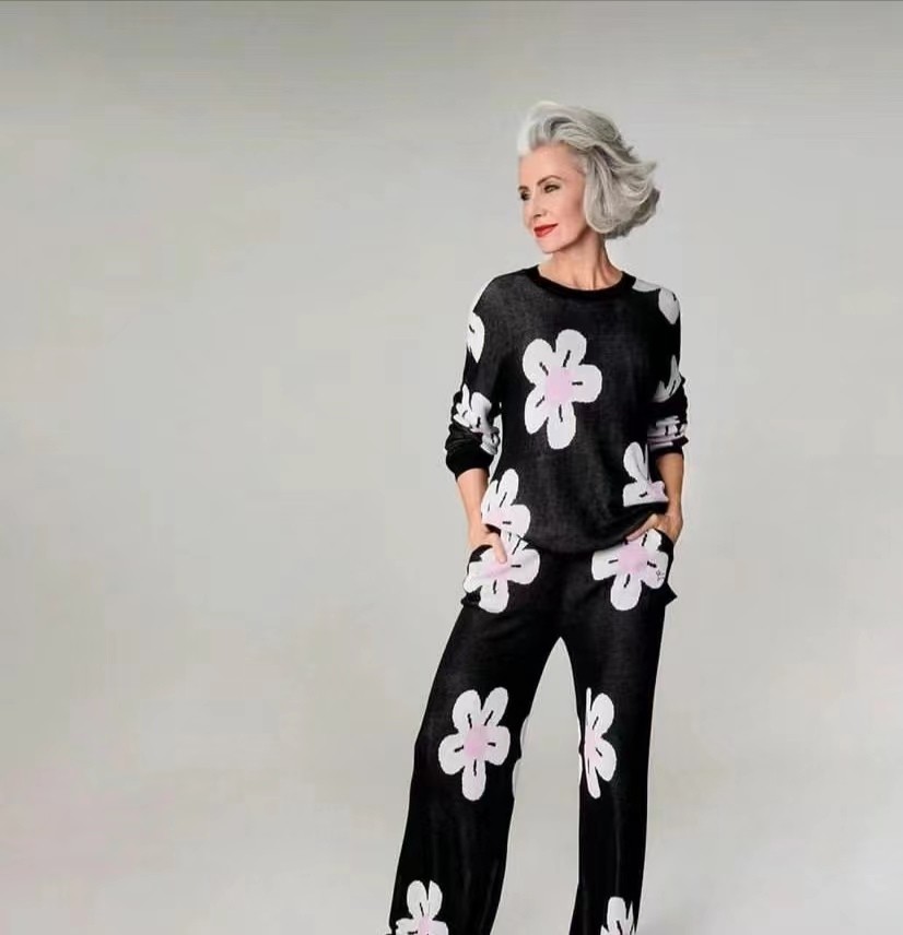 55岁头发少烫什么卷发显年轻,老年花白短卷发