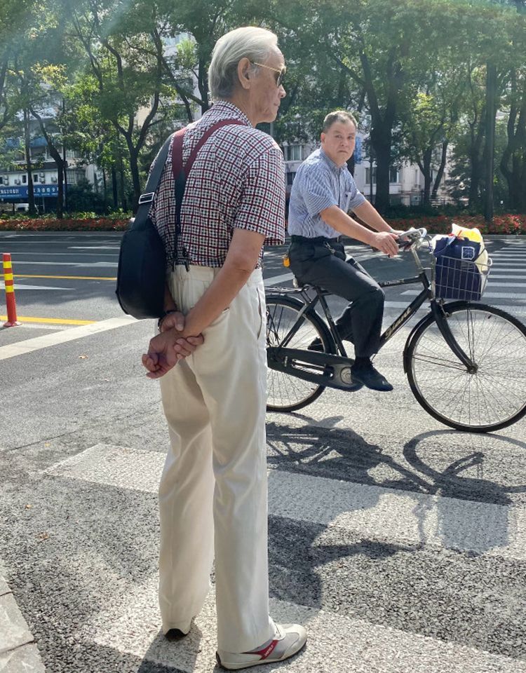 中年男子适合穿牛仔裤还是西裤,中年男人穿西裤系皮带好看吗