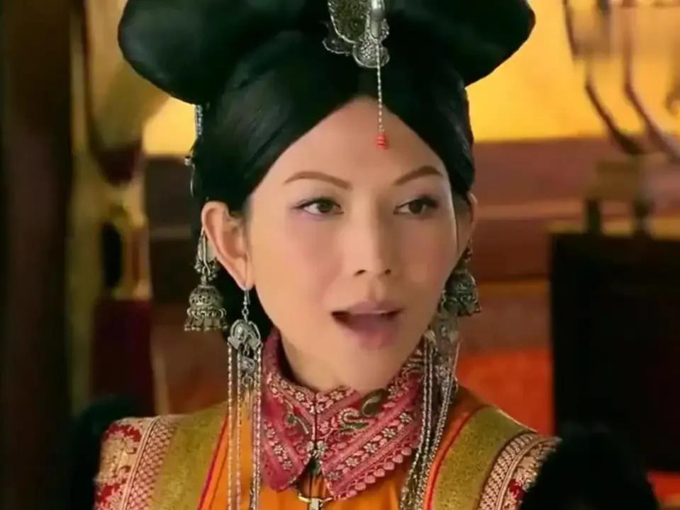 1635年，孝庄给丈夫皇太极请安，刚到门口，却听见姐姐的撒娇声