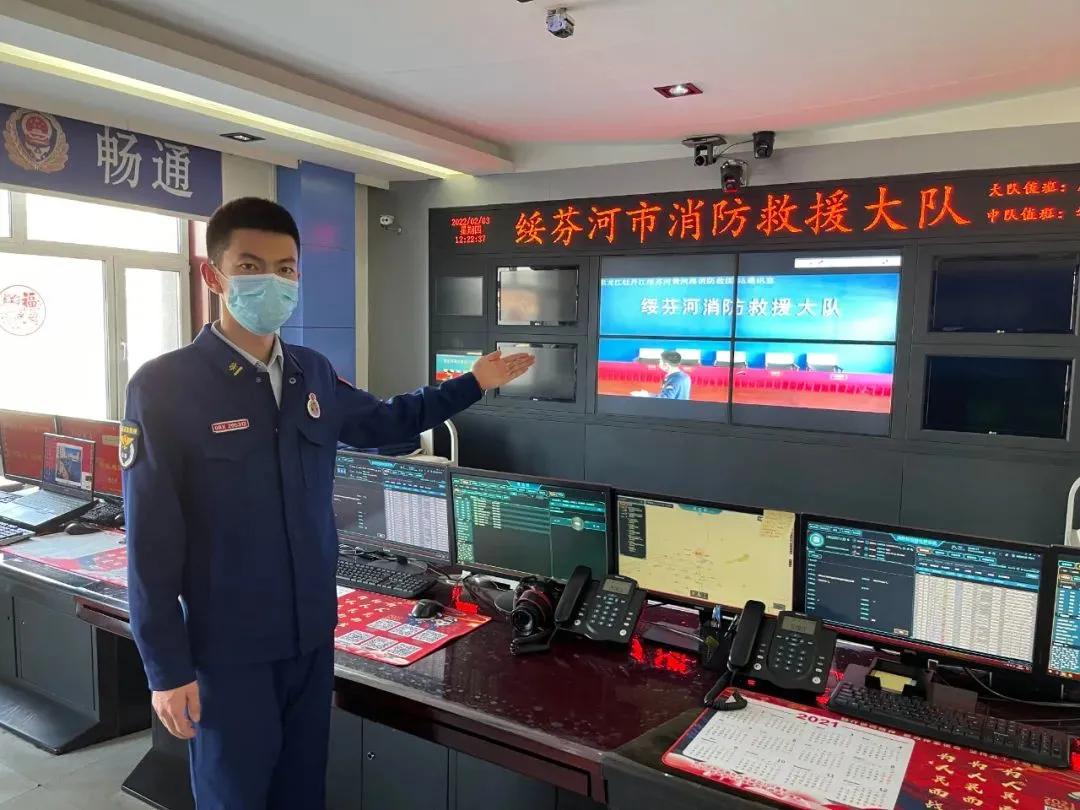 消防春节不打烊坚守一线保平安,消防员春节我在岗守护万家灯火