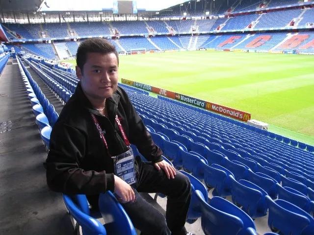 黄健翔前妻是端盘子的吗,足球解说员黄健翔现任妻子