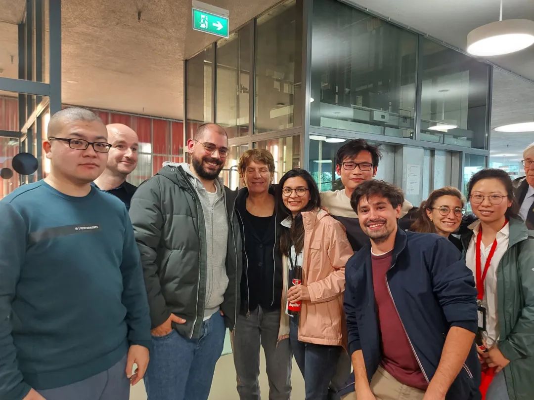 年度硬核女学霸爆红！当年是哈佛乐队键盘手，如今是诺贝尔得主…