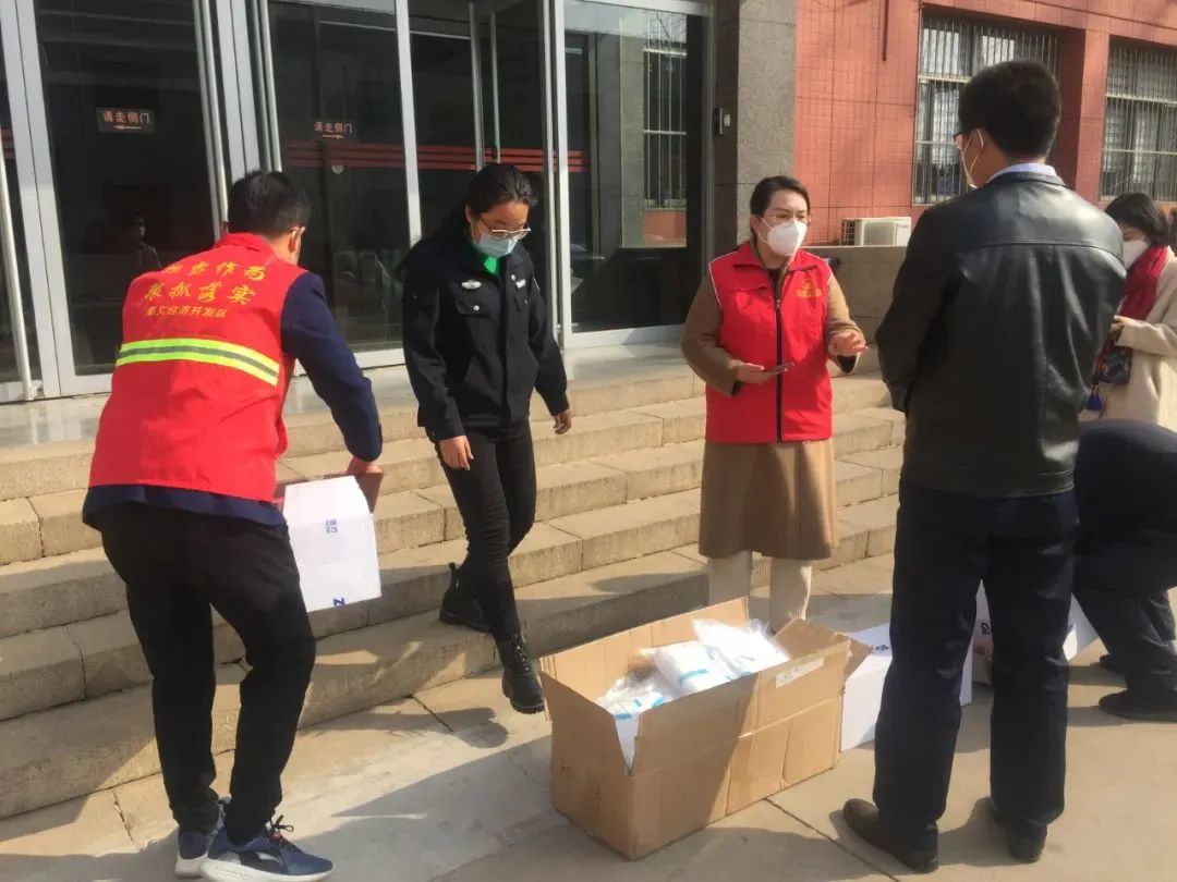 抗击疫情他们步履不息,抗击疫情他们义无反顾