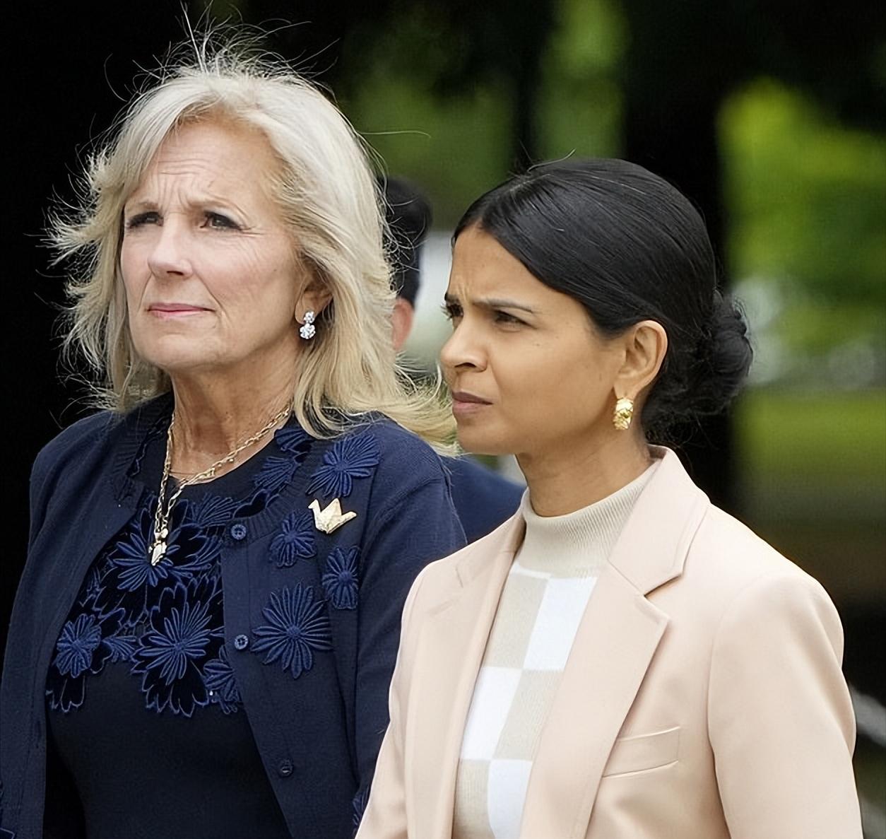 太太团在广岛G7放大招了！吉尔换成紫裙好高贵，日本夫人蓝裙翻车