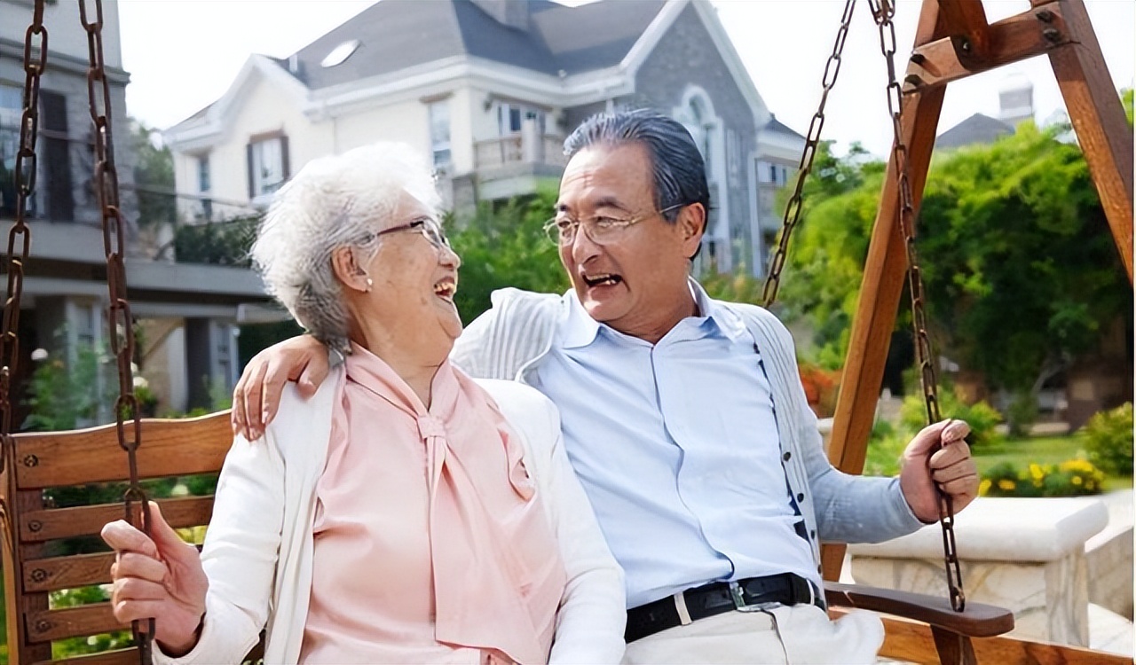 我急切地加入老年骑友群后，发现老年男女关系很复杂，我果断退群