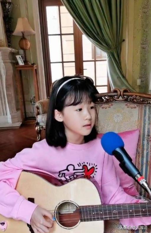 陆毅父女拍写真，贝儿双腿太细遭质疑，鲍蕾晒花絮视频力证未p图