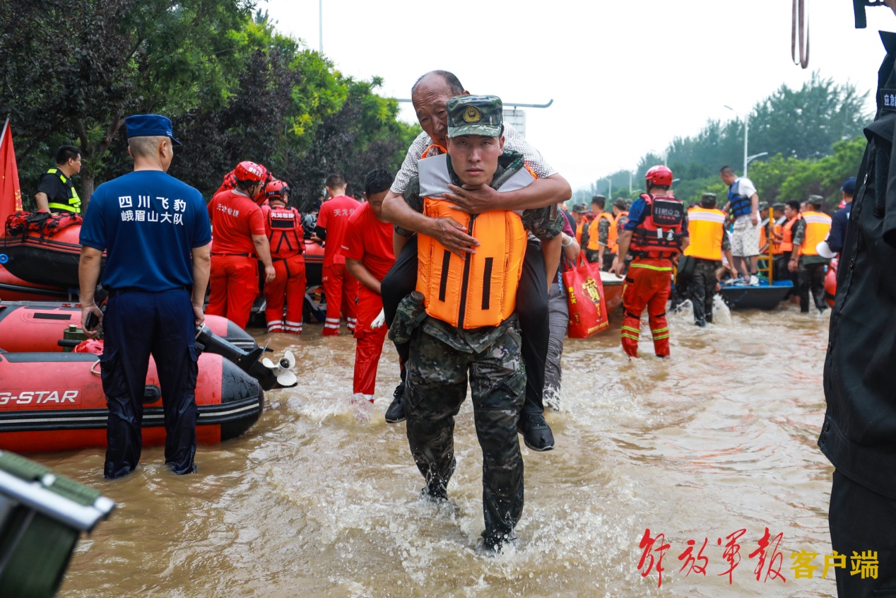 *警武**河北总队官兵持续奋战抢险救援一线