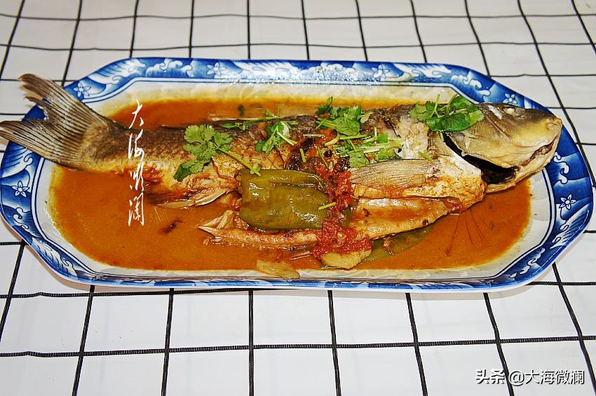 家常炖鱼怎么炖好吃入味,炖鱼怎么炖好吃又不破皮