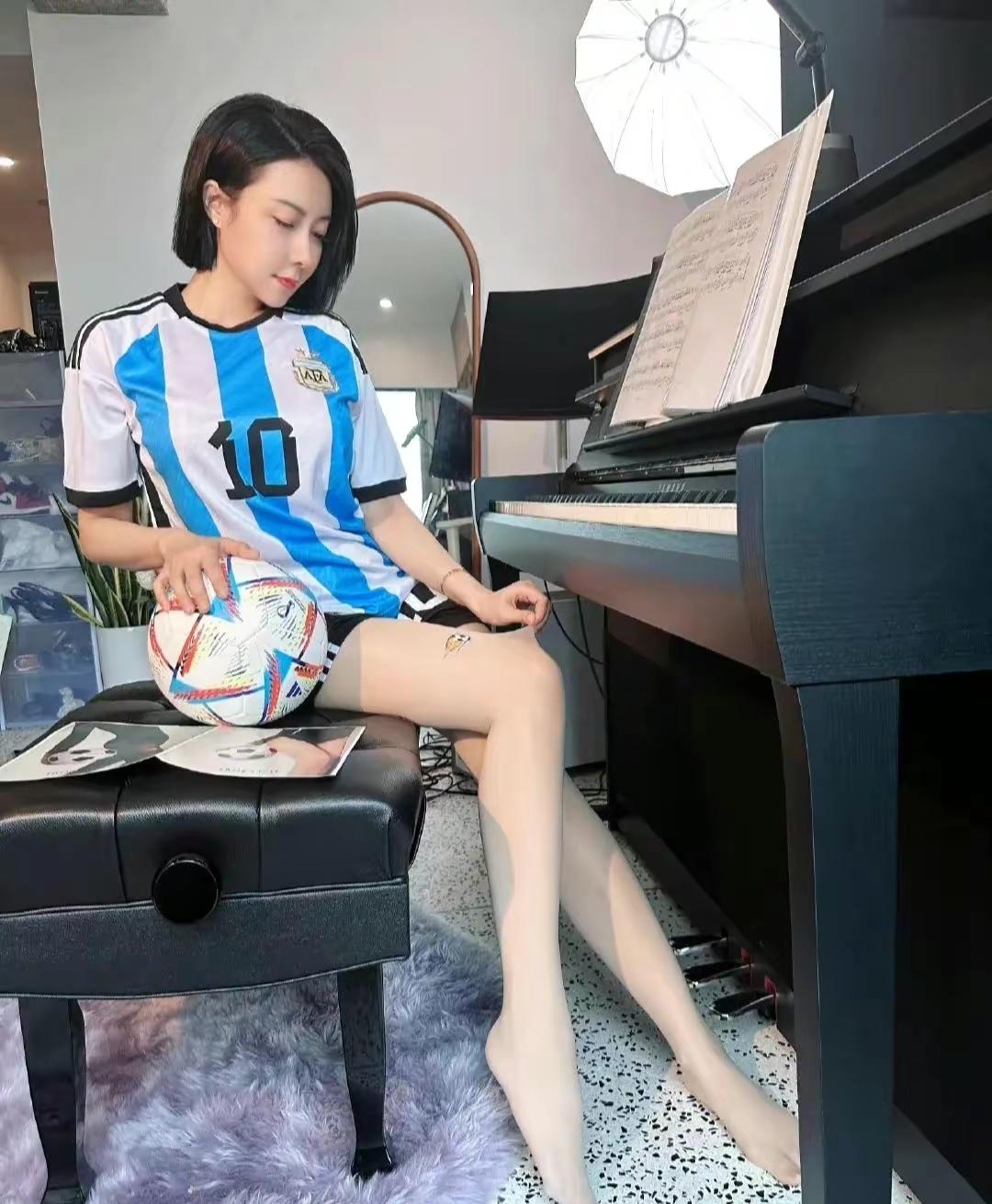 世界杯女球迷当众掀起球衣,世界杯各国美女球迷惊艳镜头