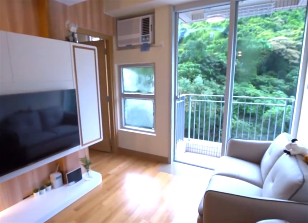 香港一家4口居住110尺劏房,香港一家五口住在豪宅