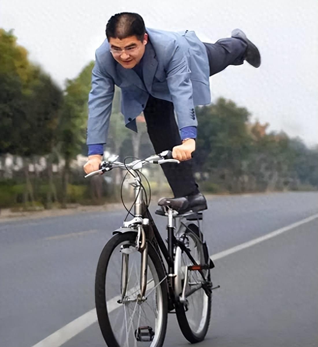 他把现金堆成山，高调捐款20亿后“消失”，如今出现在家种地？