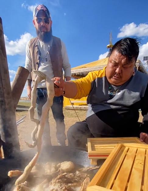 “羊亡爷”恩克:5个月内吃110只羊,从不吃青菜,面色乌青疵扩散