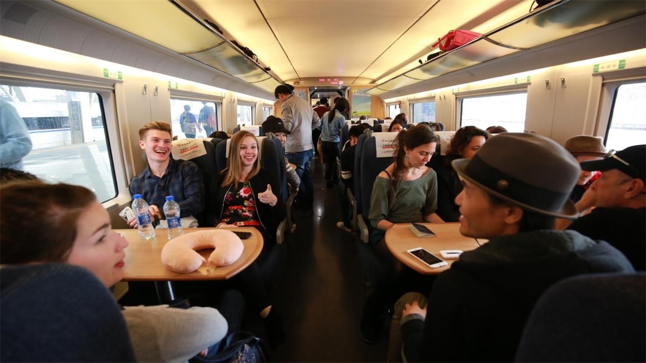 外国人吐槽高铁服务差,中国高铁被外国人评价