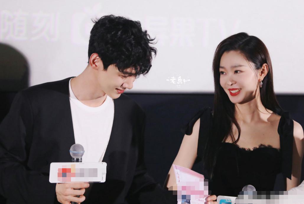 白敬亭宋轶扫楼情侣装图片,白敬亭宋轶扫楼拍照换玩偶