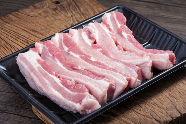 去朋友摆的摊买东西视频,到市场买肉都是臭的