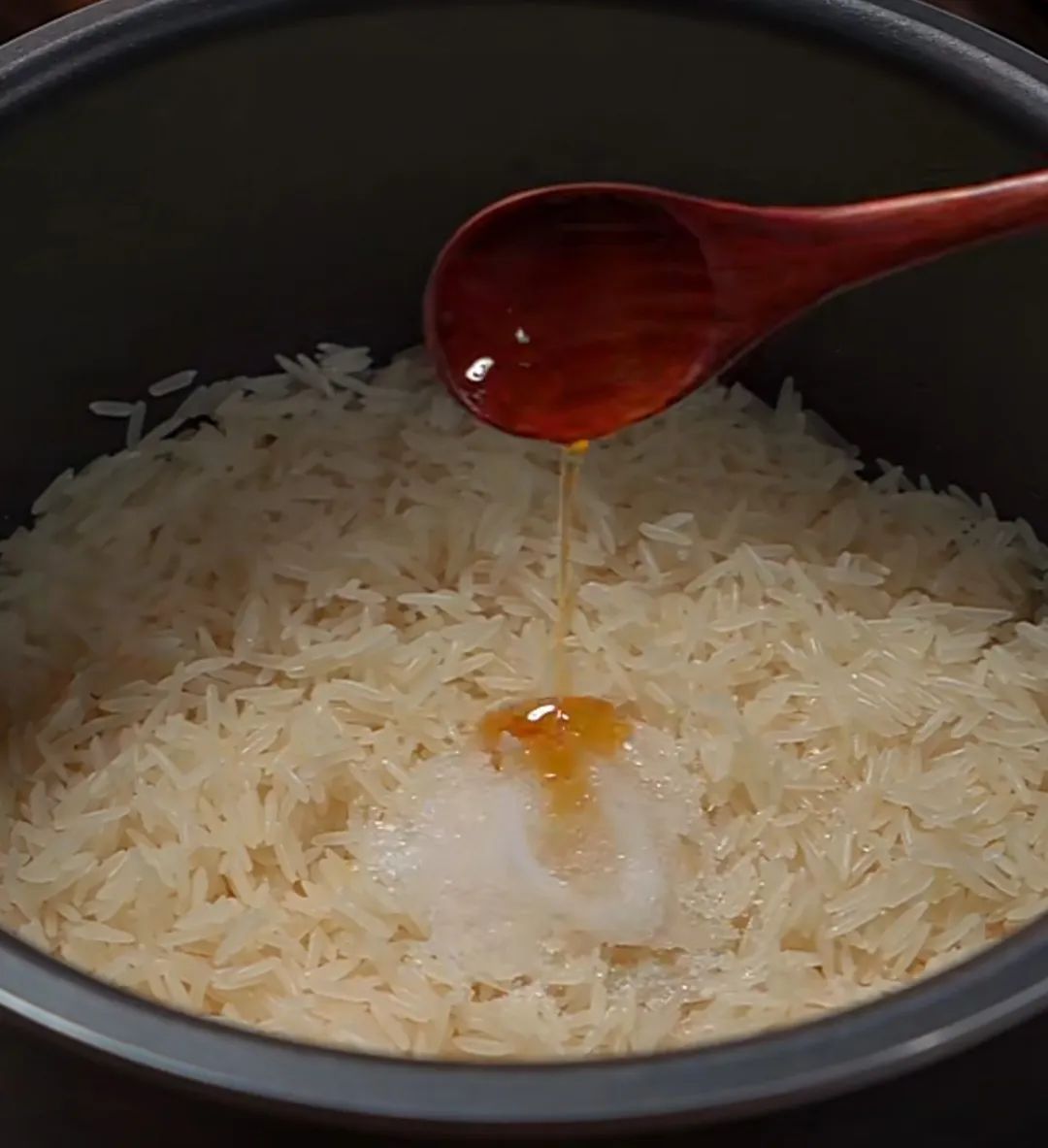 蒸米饭要放什么才饭香软可口,蒸米饭别只加清水四个小窍门