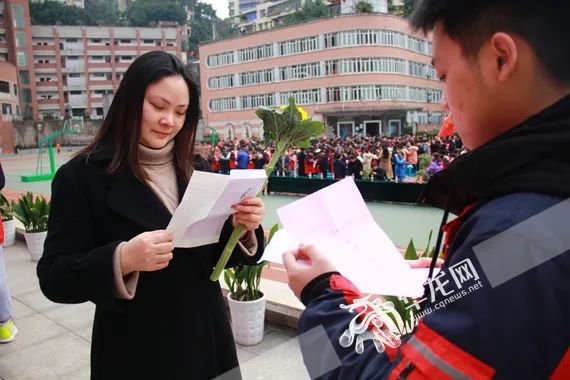 重庆四十二中举行高2022届成人仪式暨高考“冲刺”誓师大会