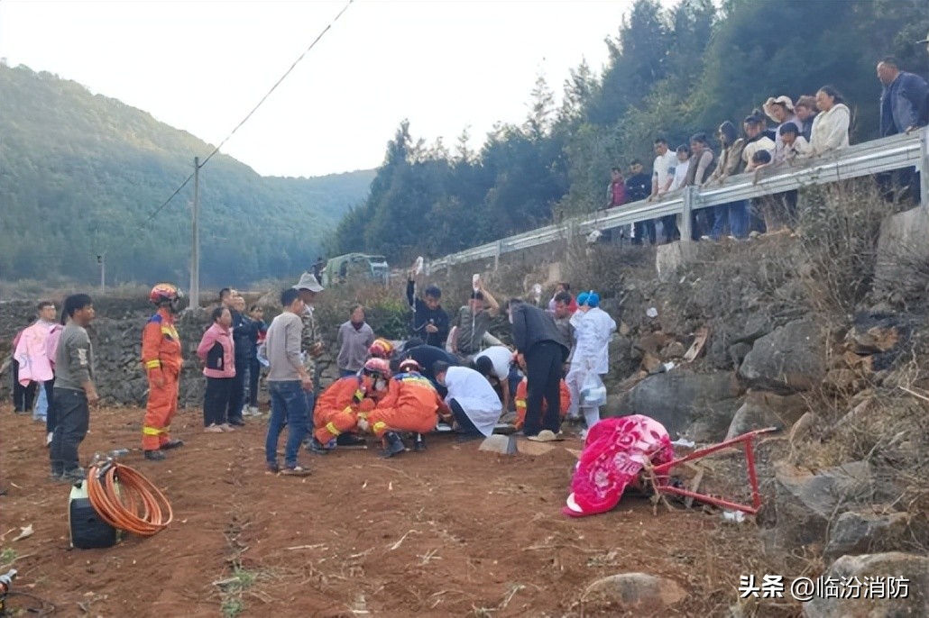 手“卡”进压面机，疼……