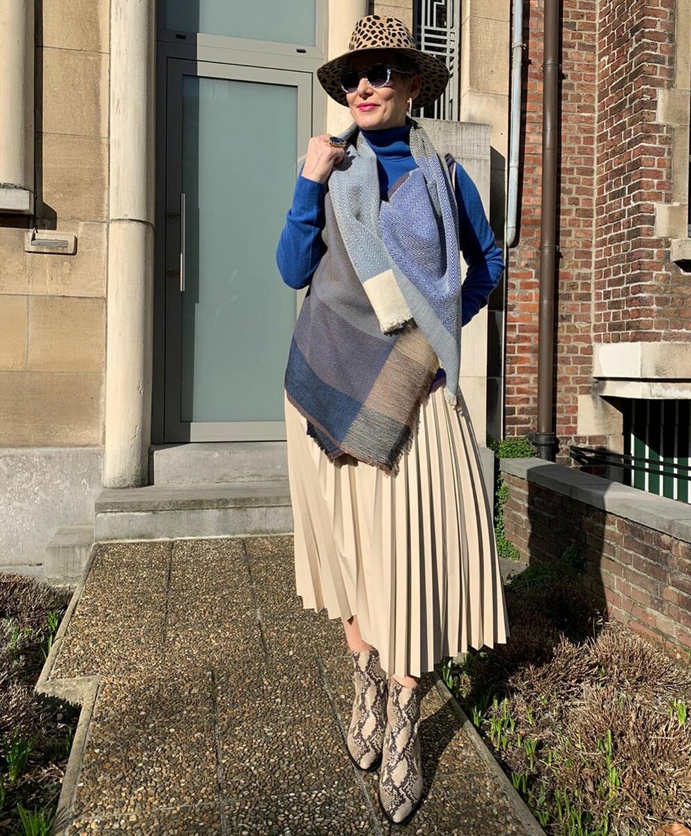 如果您的服装对您来说似乎无味，请用披肩装饰它们