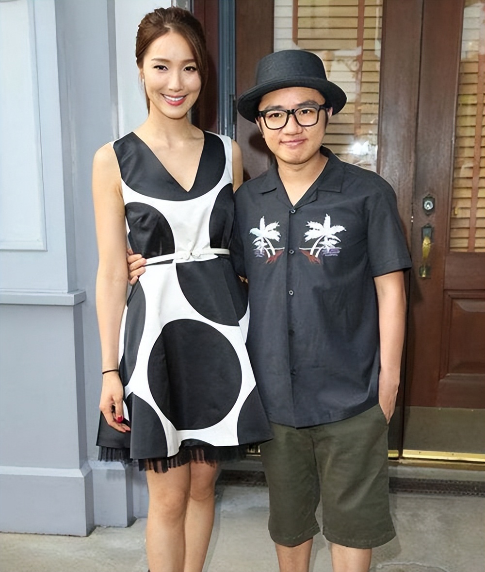 王祖蓝香港千万房子,王祖蓝生日李亚男晒全家福