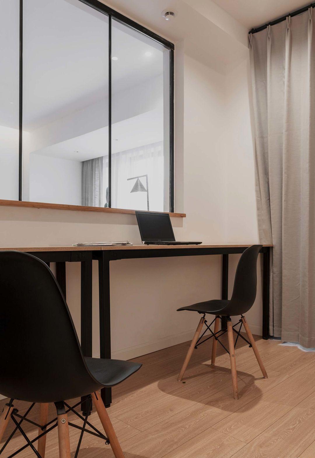 她在沙发后面“掏洞”造窗，完工后发现太明智了，全屋温暖又自然