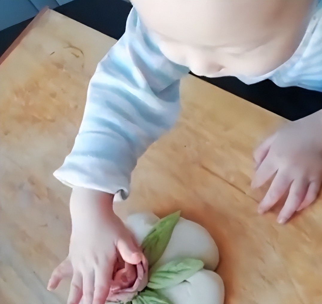 有趣3岁小男孩痴迷做花式面点,花式包子儿童