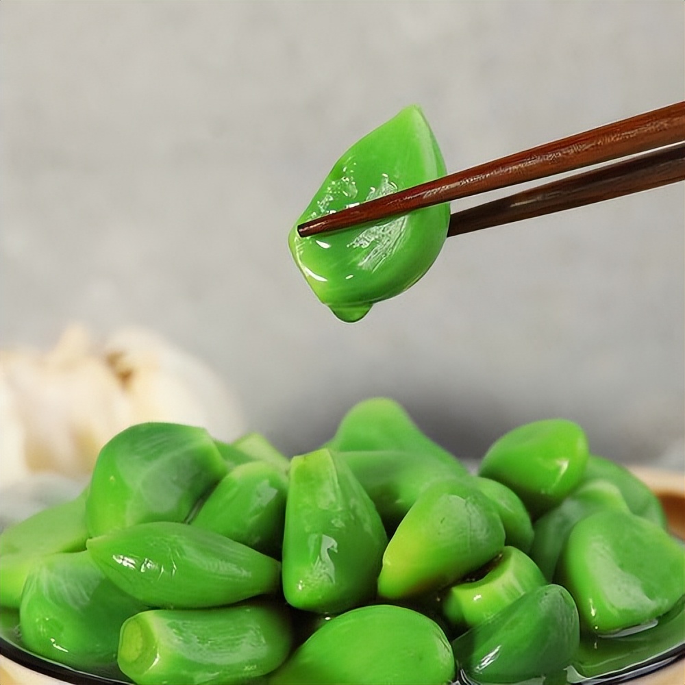 腌腊八蒜时，满足上2个简单条件，大蒜1天快速变绿，酸脆爽口