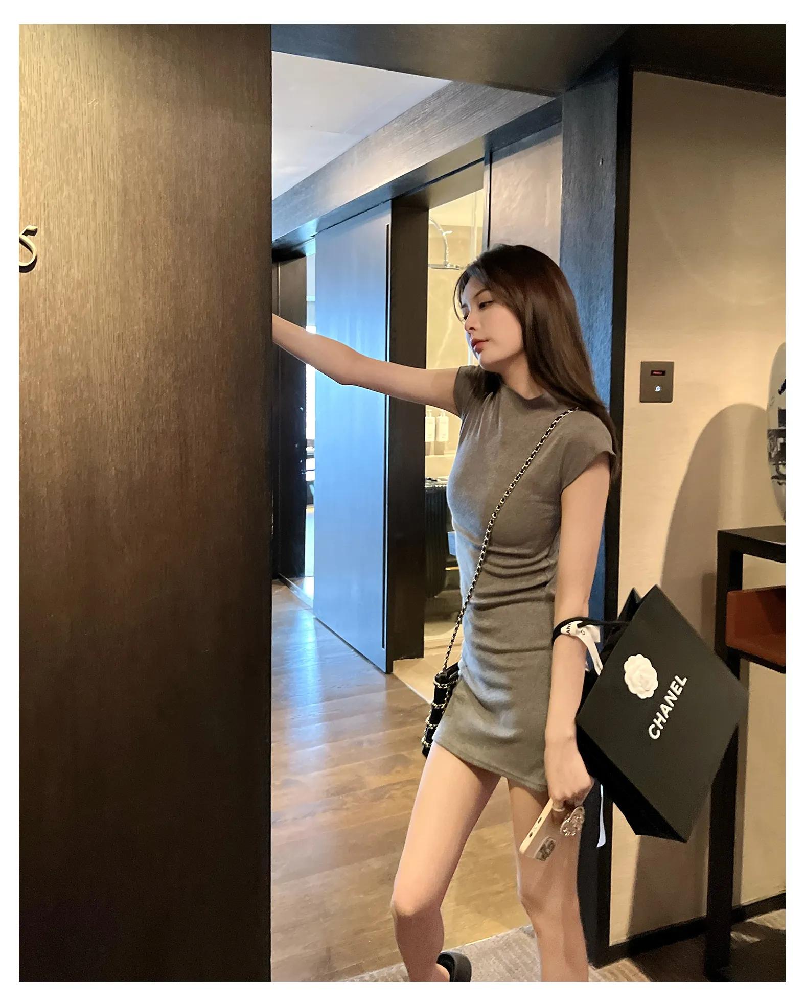 修身连衣裙尽显美女完美身材