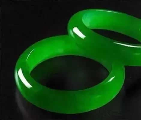 啤酒瓶做帝王绿翡翠,高人拿啤酒瓶做翡翠