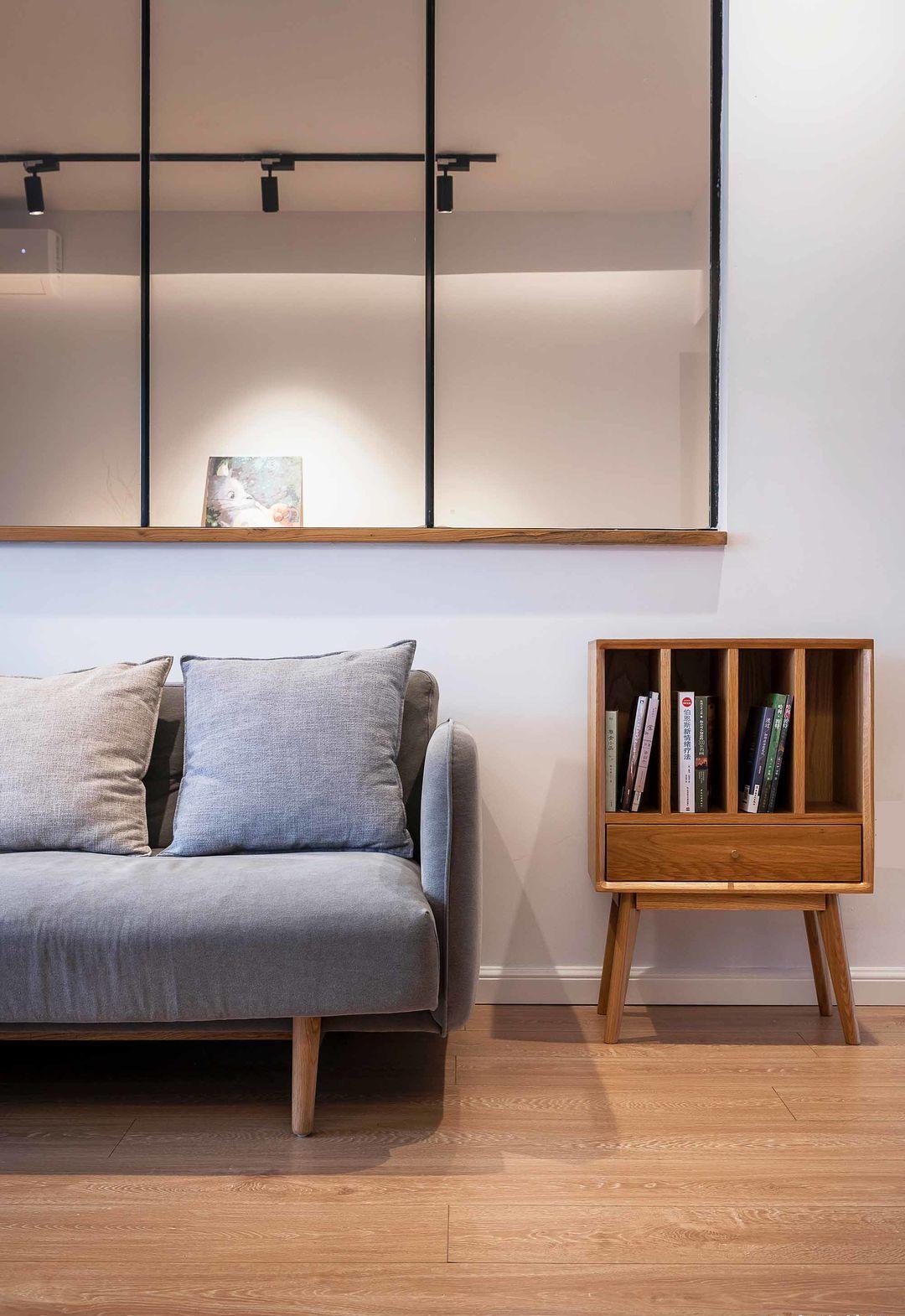 她在沙发后面“掏洞”造窗，完工后发现太明智了，全屋温暖又自然