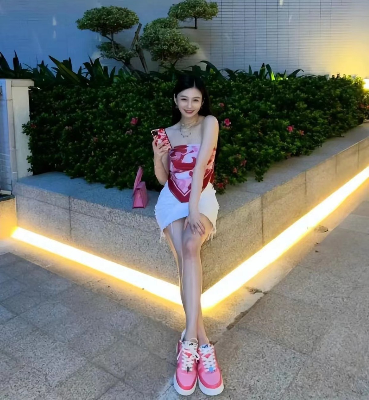 邱淑贞17岁二女儿穿露脐装,邱淑贞早年穿搭