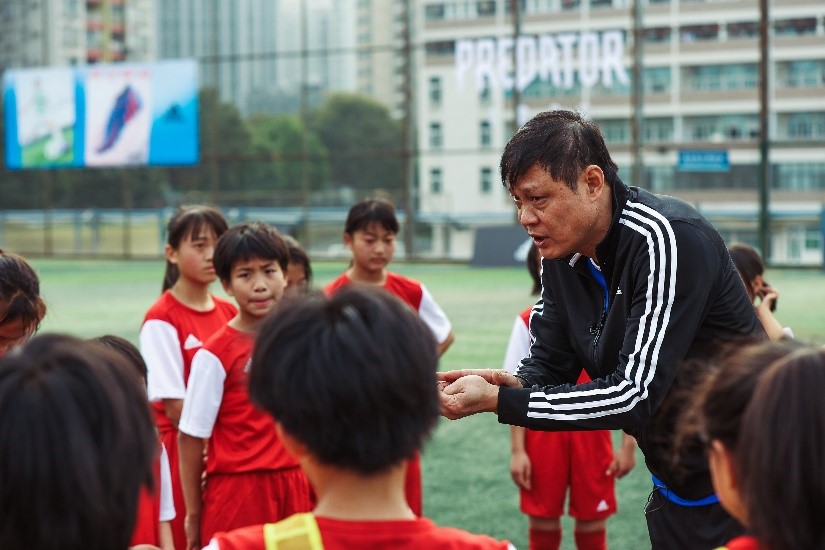 毕节大方元宝女足,范志毅与新疆女孩共踢足球