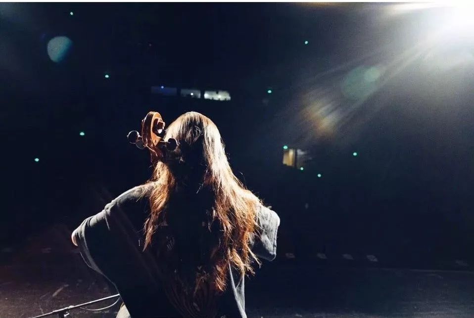 欧阳娜娜的潮牌浴袍,欧阳娜娜品牌浴袍998元一件