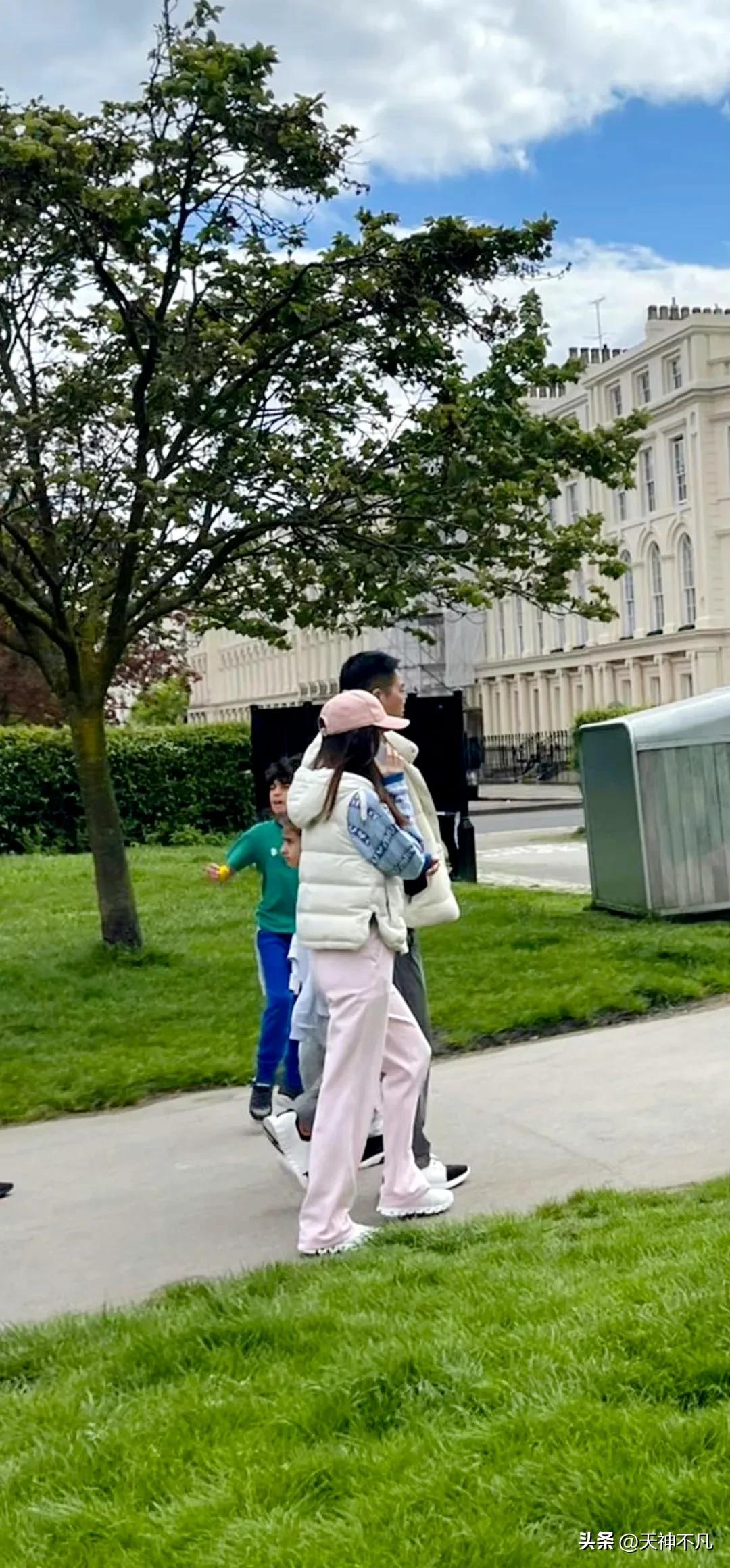 章泽天刘强东和朋友夫妻合影,刘强东章泽天英国皇室视频